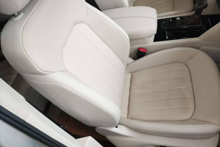 Used Volkswagen Viloran 2020 330TSI Luxury Edition Right Front Seat