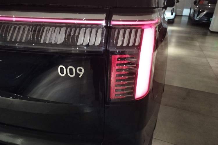 Used Zeekr 009 2024 7-Seater Aisle Version 108 kWh
