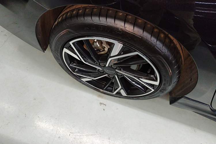 Used Lynk & Co 03 2023 1.5TD DCT JingPlus Right Rear Wheel Hub