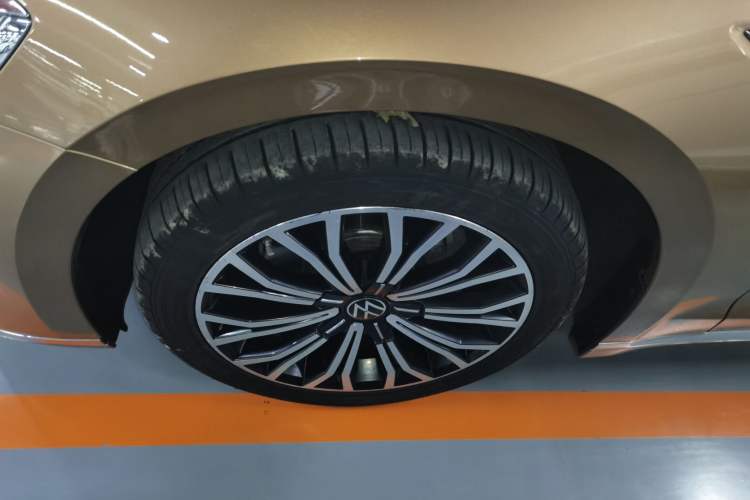 Used Volkswagen Phideon 2021 380TSI Luxury Edition Left Front Wheel Hub