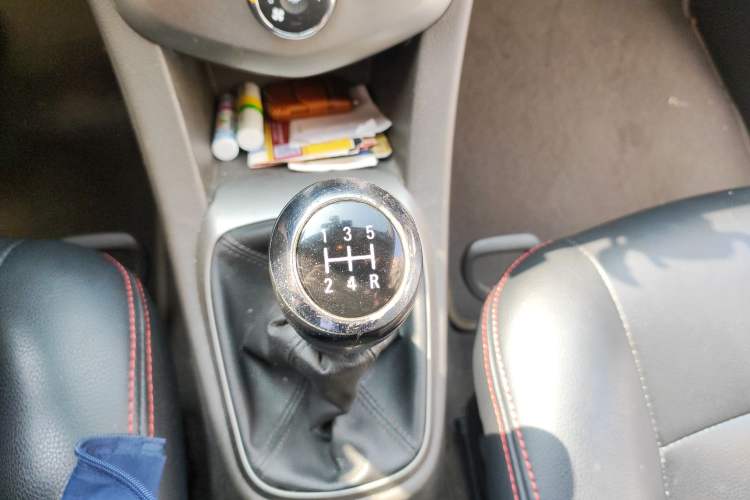 Used Chevrolet Aveo Sonic 2011 Sedan 1.4L MT SL Gear Lever