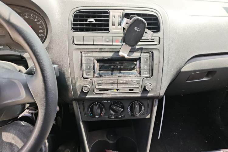 Used Volkswagen Polo 2016 1.4L Manual Fashion Model Audio And AC Panel