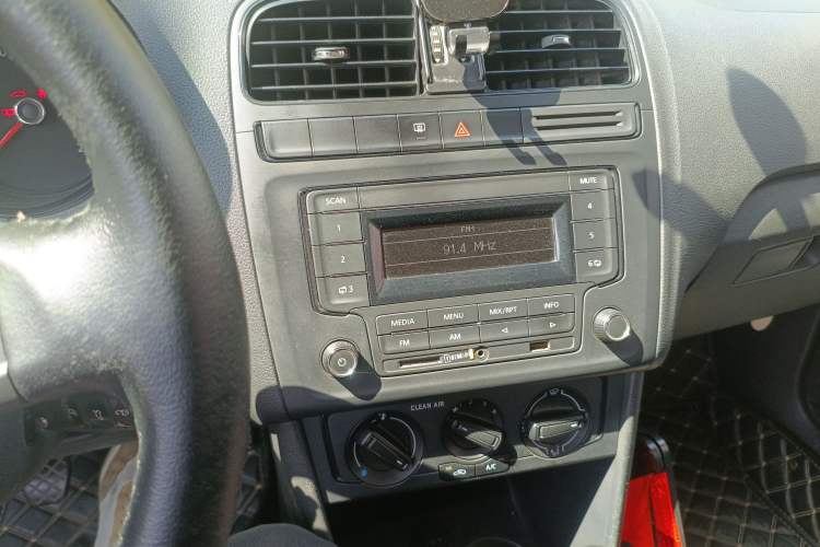 Used Volkswagen Polo 2016 1.4L Manual Fashion Model Audio And AC Panel