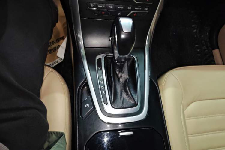 Used Ford Edge 2015 2.0T GTDi Two-Wheel-Drive High-Line Version