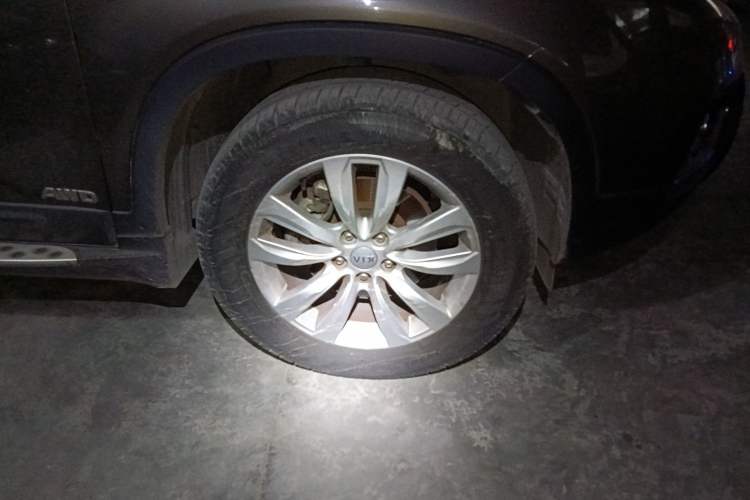 Used Kia Sorento 2012 2.4L Gasoline Supreme Edition Right Front Wheel Hub