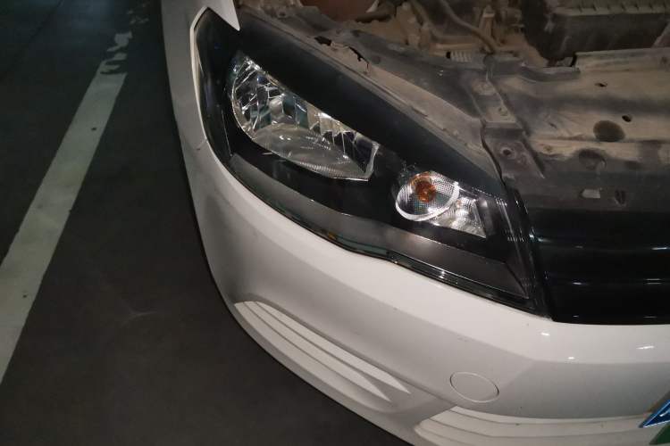 Used Volkswagen Jetta 2015 Value Edition 1.6L Manual Fashionable Style Right Front Headlight