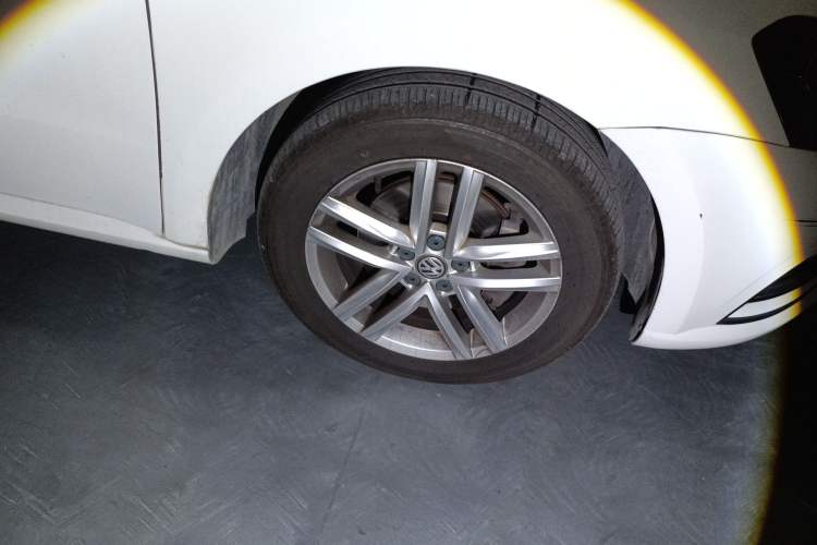 Used Volkswagen Gran Lavida 2017 230TSI DSG Comfort Edition Right Front Wheel Hub