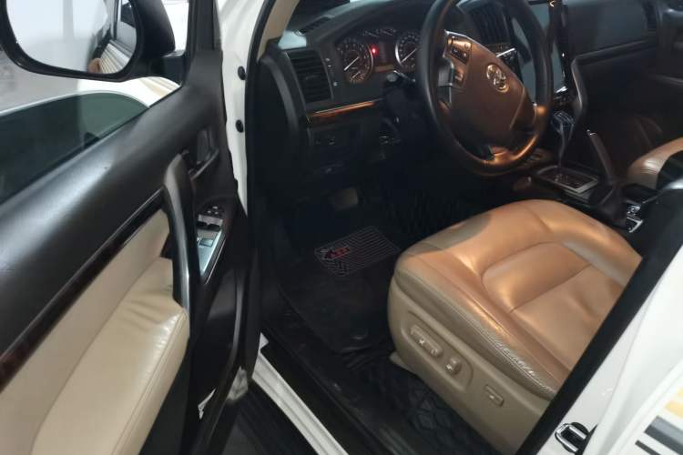 Used Toyota Land Cruiser 2010 4.0L Automatic VX
