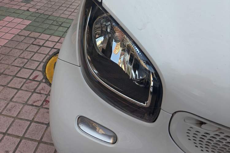 Used smart fortwo 2015 1.0L 52 kW Hardtop Passion Edition Right Front Headlight