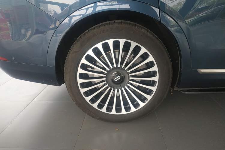 Used Hima AITO M9 2024 Range-Extended Ultra Version 42 kWh 6-Seater Model Right Rear Wheel Hub