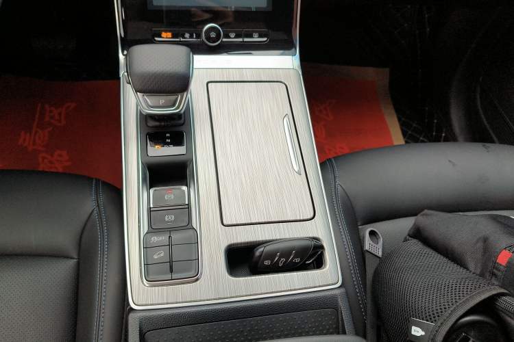 Used Roewe RX5 2023 PLUS 330TGI Automatic Trendsetting Smart Edition
