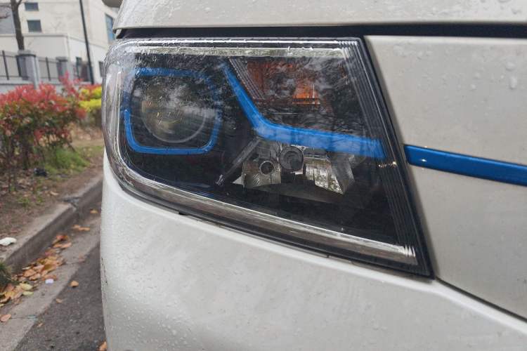 Used SRM Haoyun 2025 Launch Edition Farady 42.3 kWh 305 km 6 seats Right Front Headlight