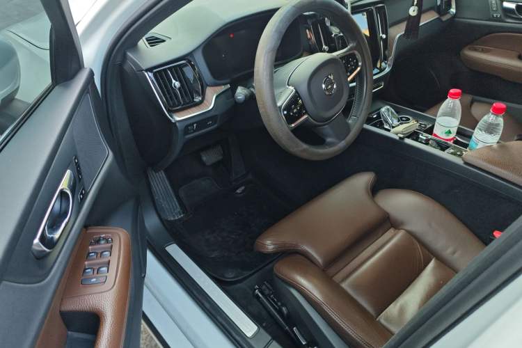 Used Volvo S60 2022 B4 Zhiyuan Luxury Edition
