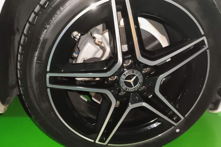 Used Mercedes-Benz C-Class 2021 C 260 L Sport Edition Star Collection Right Front Wheel Hub