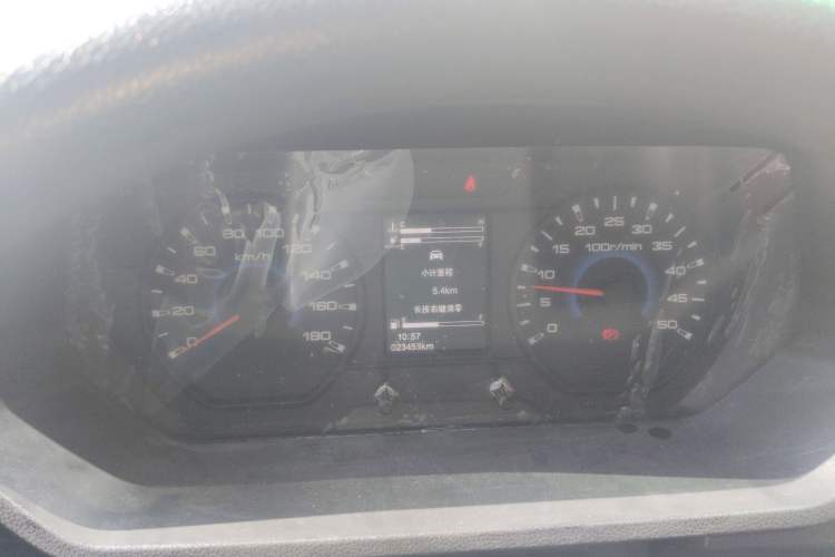 Used Iveco Daily 2023 2.5T A35M1 Short Wheelbase Low-Roof Single-Tire Side-Sliding Door 5-9 Seater
