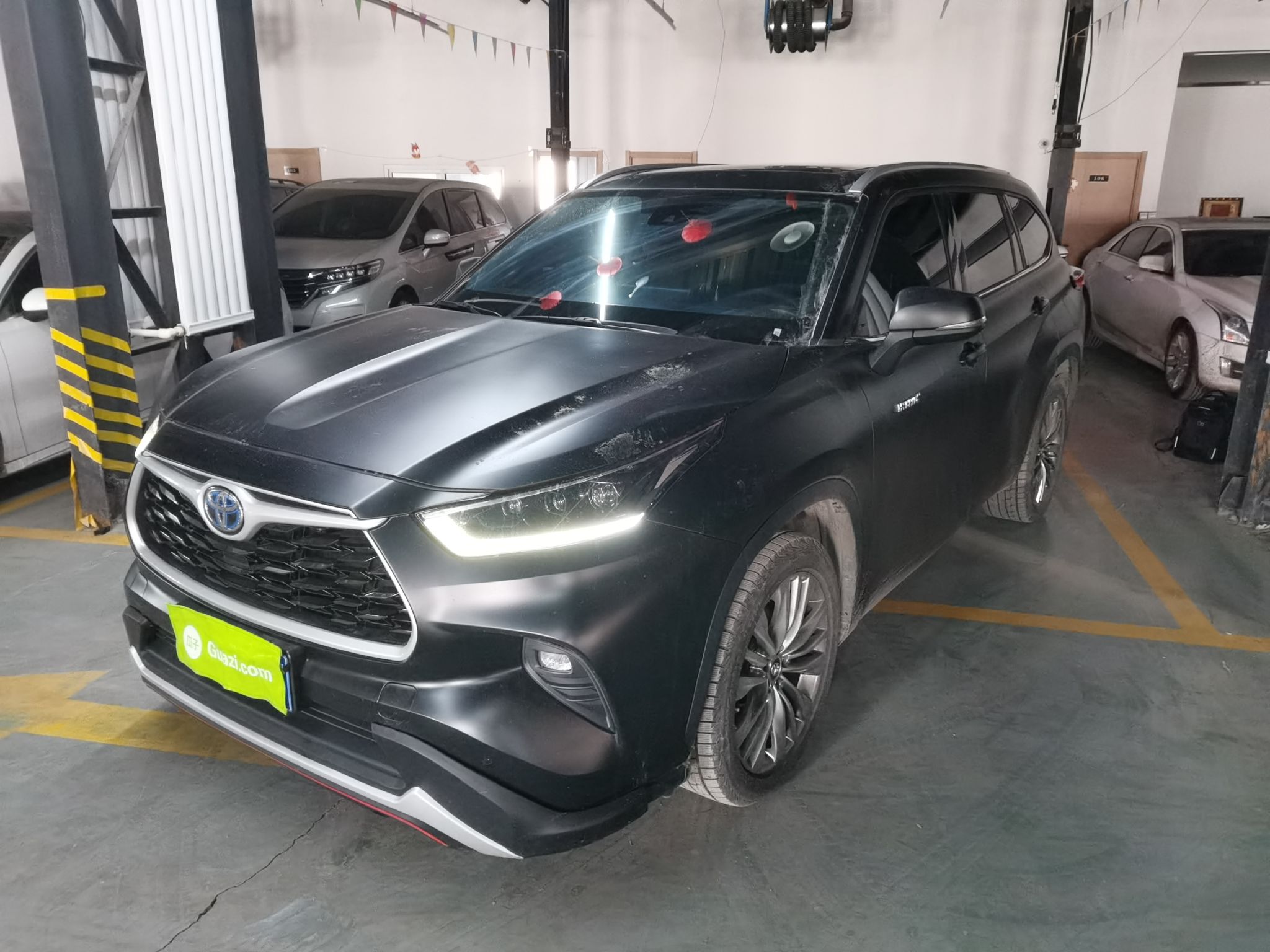 تحت مقدمة السيارة