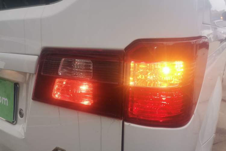 Used Jinbei Gold Hiace M Classic 2022 1.5L Engineering Lion Passenger Van 7 Seats Right Rear Taillight