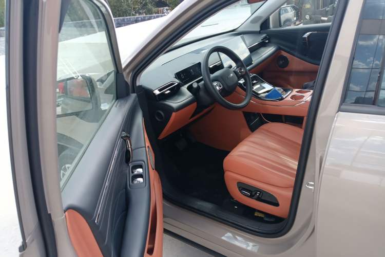 Used AION V 2024 Aion Tyrannosaurus 650 LiDAR Edition Driver Seat