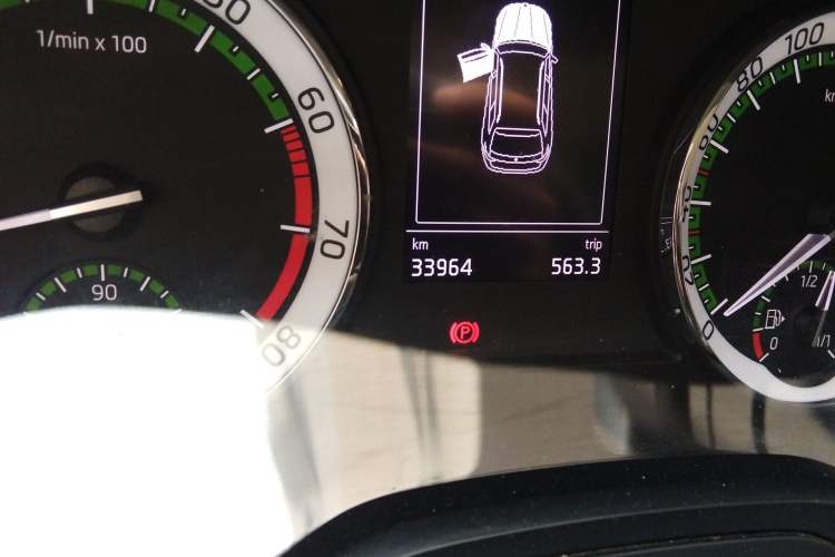 Used Skoda Kodiaq 2017 TSI330 5-Seat Two-Wheel Drive Luxury Edition Odometer Close Up