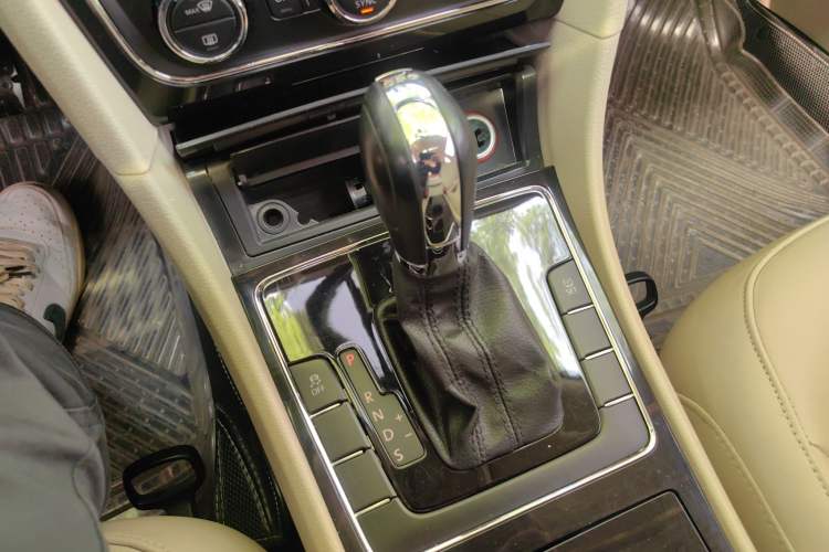 Used Volkswagen Passat 2013 1.8TSI DSG Prestige Edition Gear Lever