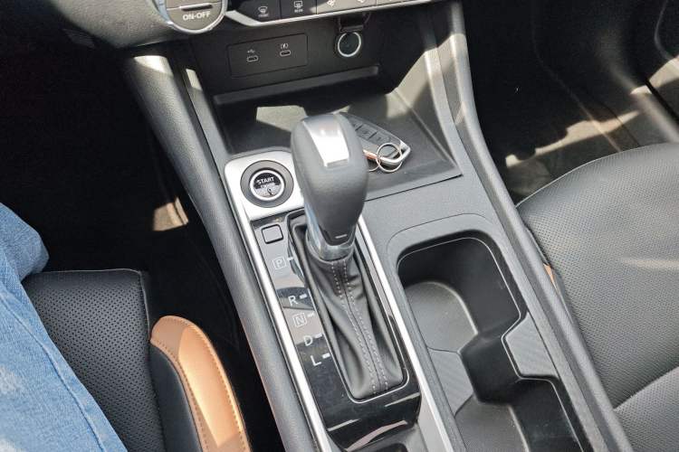 Used Nissan Sylphy 2023 1.6L CVT Black Gold Edition Gear Lever