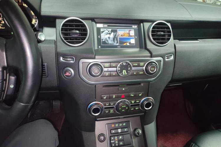 Used Land Rover Discovery 2015 3.0 SDV6 HSE Diesel Version Audio And AC Panel