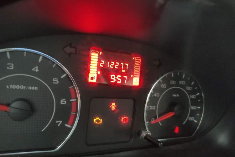 Used Wuling Hongguang V 2019 1.5L Jingqu Version China VI LAR Odometer Close Up