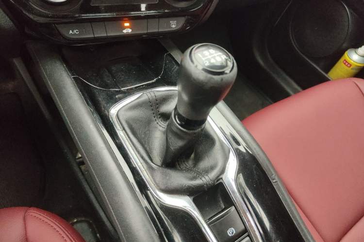 Used Honda Vezel 2015 1.5L manual two-wheel drive Comfort trim level
