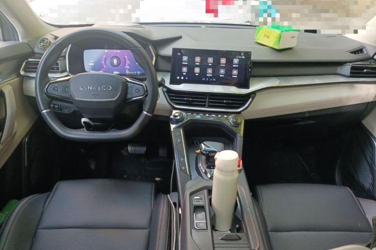 Used Lynk & Co 06 EM-P 2022 PHEV 84 km Range Pro Version Center Console