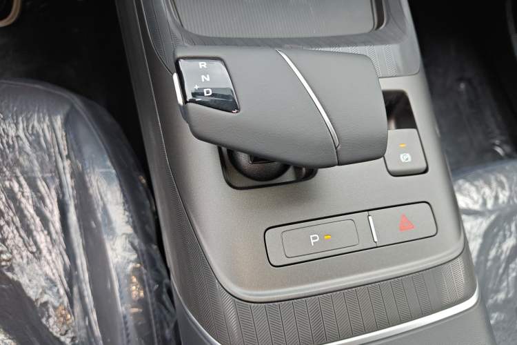 Used CHANGAN Eado 2025 Blue Whale 1.5T 500Bar Prestige Model Gear Lever