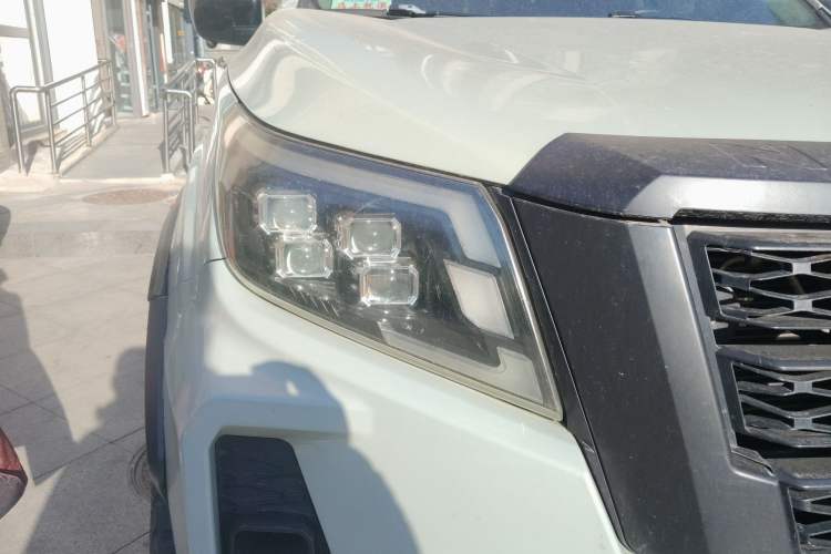 Used Nissan Navara 2017 2.5L Automatic 4x4 Luxury Edition QR25 Right Front Headlight