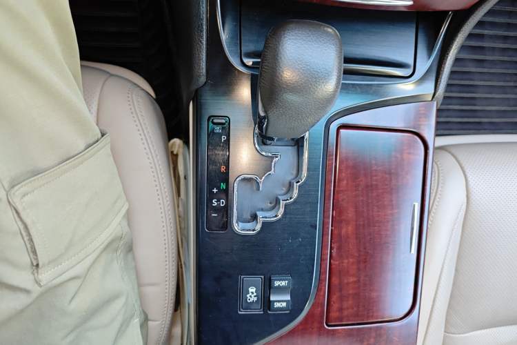 Used Toyota Crown 2011 2.5L Royal Special Edition with Leather and Sunroof
