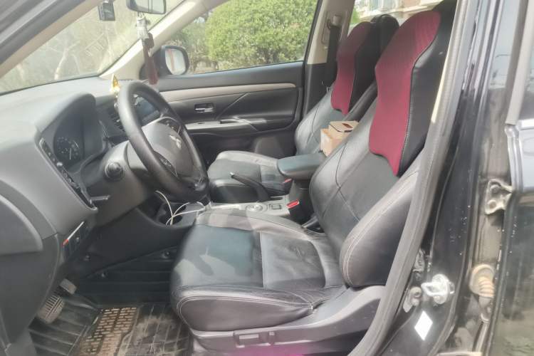 Used Mitsubishi Outlander 2014 2.4L 4x4 Deluxe Value Edition 5 Seats Left Front Seat