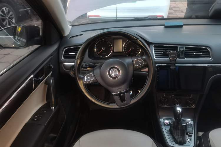 Used Volkswagen Cross Lavida 2014 1.4TSI DSG Steering Wheel