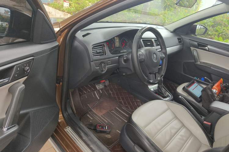 Used Volkswagen Cross Lavida 2014 1.6L Automatic