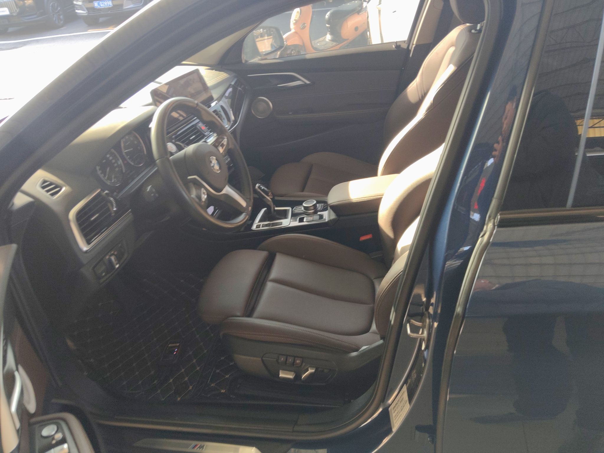 Переднее сиденье в автомобиле