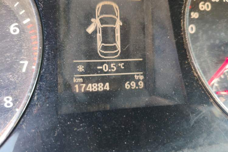 Used Volkswagen Magotan 2012 Revised Version 1.8TSI Leading Edition Odometer Close Up