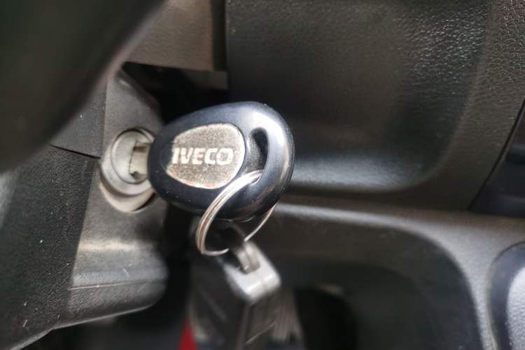 Used Iveco Daily 2023 2.5T A37M1 Long Wheelbase Mid-Roof Dual-Tire Side-Sliding Doors 5-9 Seats