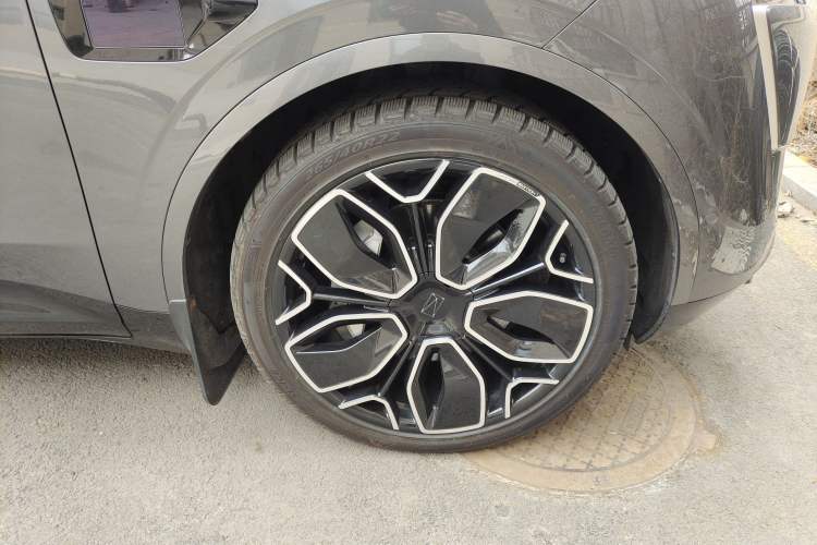 Used Avatr 11 2023 Harmony 90-degree Rear-wheel Drive Business Edition Right Front Wheel Hub