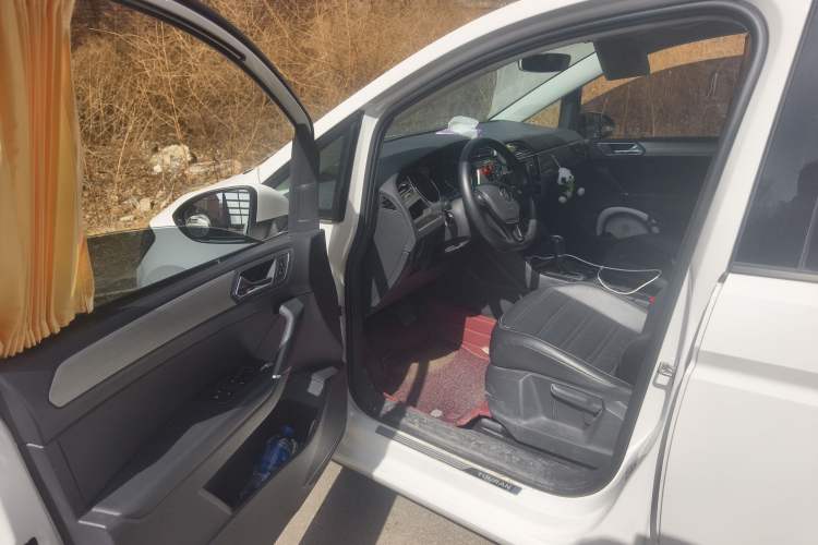 Used Volkswagen Touran 2018 Volkswagen Touran L 280TSI DSG Comfort Edition 7-seater Driver Seat