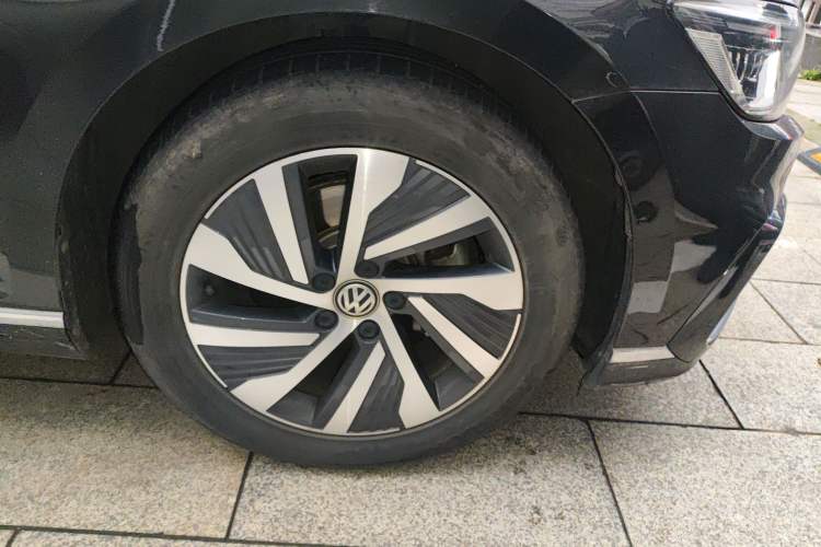 Used Volkswagen Magotan GTE Plug-in Hybrid 2020 GTE Luxury Model Right Front Wheel Hub
