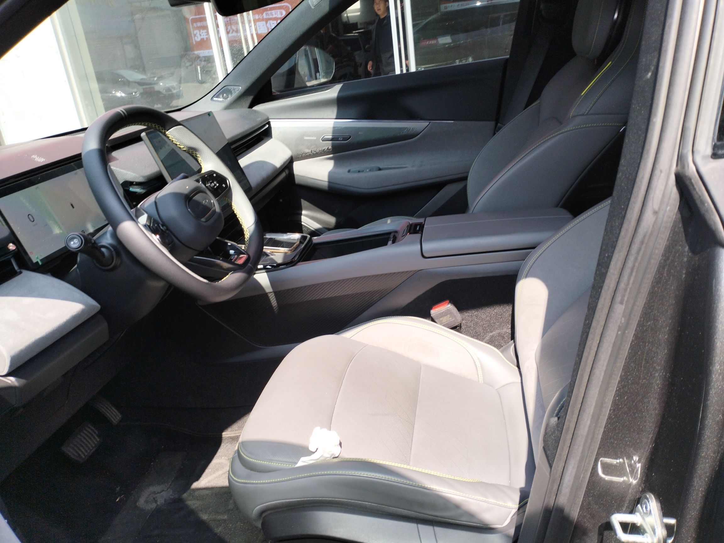 Переднее сиденье в автомобиле