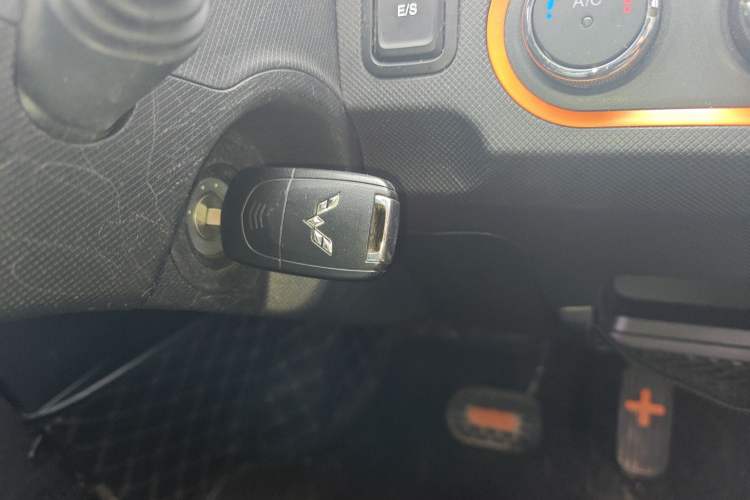 Used Wuling Hongguang MINIEV 2020 Enjoyment Model Lithium Iron Phosphate Vehicle Key