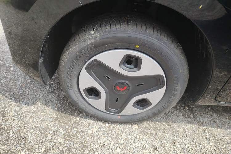 Used Wuling Zhiguang New Energy 2025 Model 305km Ambitious Edition Left Front Wheel Hub