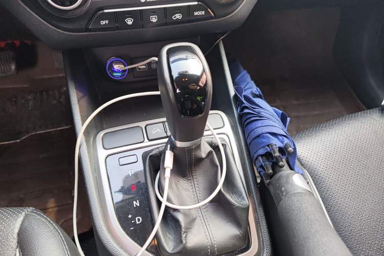 Used Hyundai ix25 2015 1.6L Automatic Two-Wheel-Drive Deluxe DLX Model Gear Lever