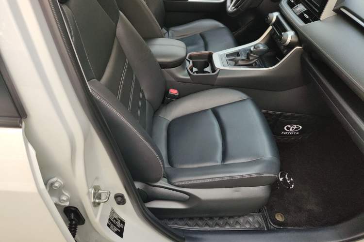 Used Toyota RAV4 2020 2.0L CVT Two-Wheel Drive Fashion PLUS Edition Right Front Seat