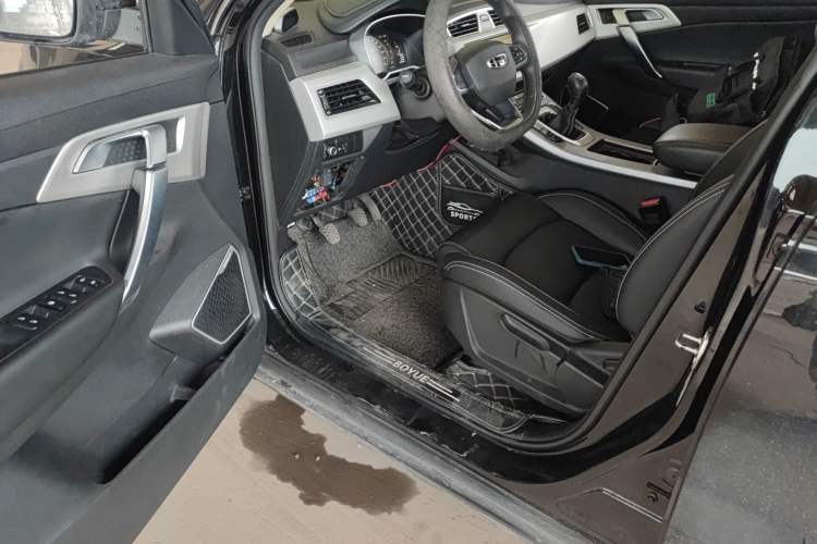 Used Geely Auto Emgrand X7 Sport 2021 Million Edition 1.8TD Manual Two-Wheel Drive Comfort Model Driver Seat