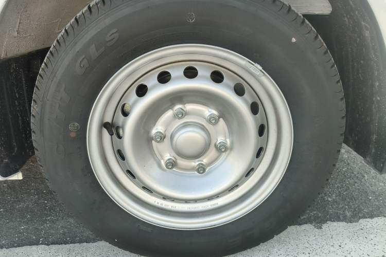 Used Wuling Yangguang 2024 300KM Comfort Version Passenger Van 75kW