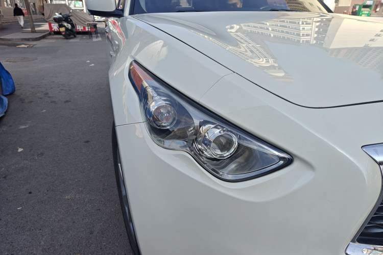 Used Infiniti QX70  Right Front Headlight