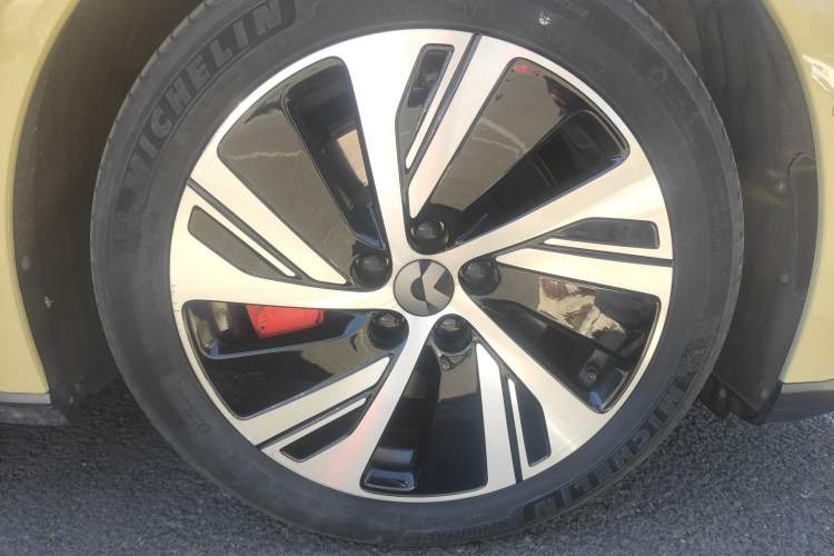 Used Nio ET5 2022 75 kWh Right Front Wheel Hub